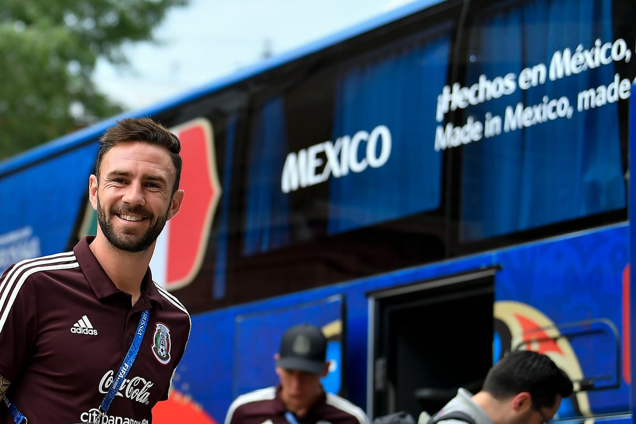 Un tipo siempre muy afable, Miguel Layún, desplegando una sonrisa en el momento en el que deben subir al autobús con la leyenda '¡Hechos en México, hechos para ganar!'.