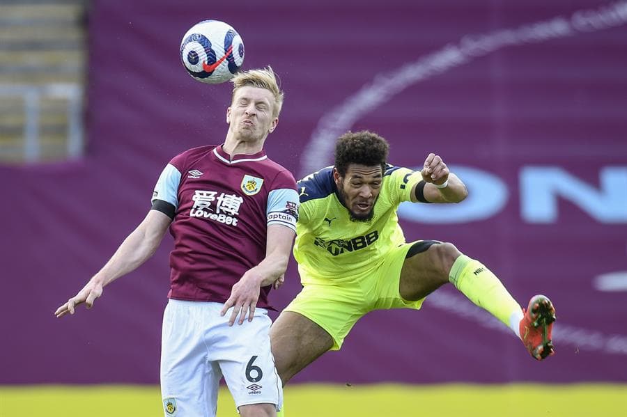 El Newcastle remontó en el Turf Moor al Burnley con marcador de 1-2 logra escapar de la zona de descenso de la Premier League, a siete jornadas para el cierre de la competencia. Matej Vydra abrió el marcador al minuto 18, pero las 'Urracas', con goles de Jacob Murphy y Allan Saint-Maximin, le dieron el triunfo a su equipo.