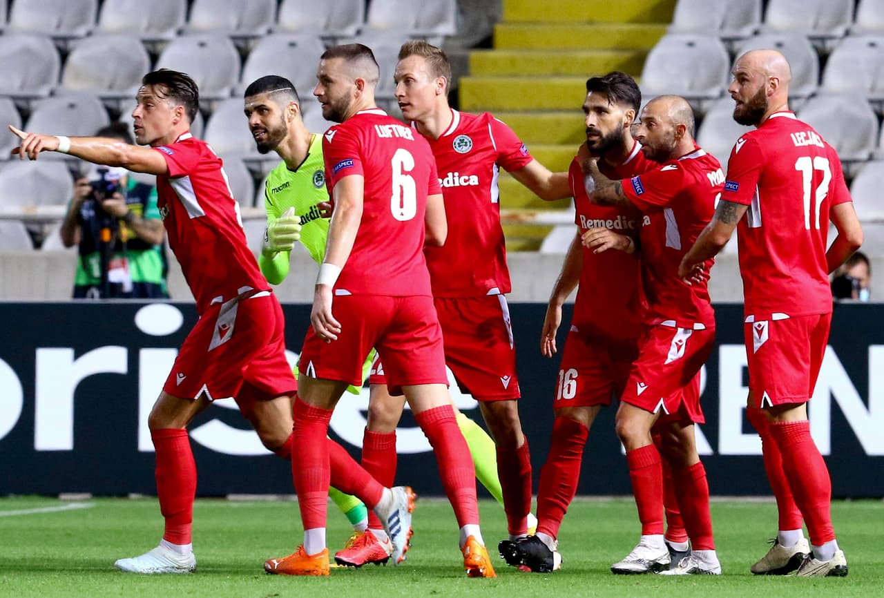 ¡Locura de golazo! PSV se durmió y Jordi Gómez anotó de mediacancha
