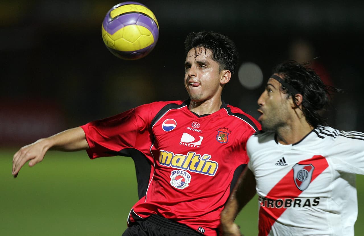 Leonel Vielma del Caracas disputando el balón con Ernesto Farías en Cúcuta, Colombia.
