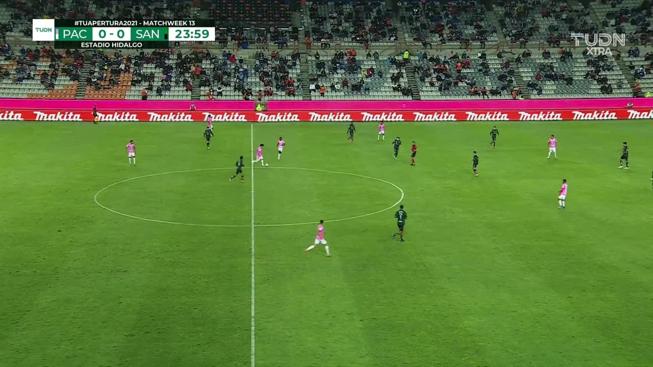 ¡CERCA! Yairo Moreno disparó que se estrella en el poste.