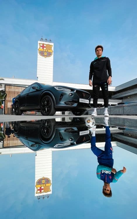 Jugadores del Barça han recibido sus nuevos coches de la firma automovilística CUPRA, patrocinador
<i> </i>oficial de Automoción y Movilidad del FC Barcelona.