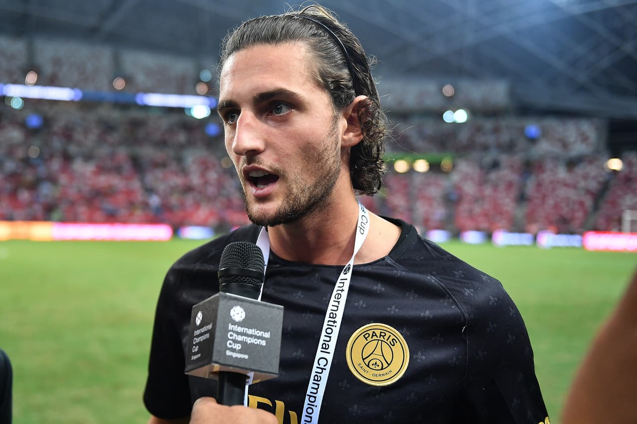 La situación de Adrien Rabiot en el PSG sigue sin definirse, mientras hay clubes a la espera. Barcelona y Manchester City son los equipos que más han sonado para quedarse con él.