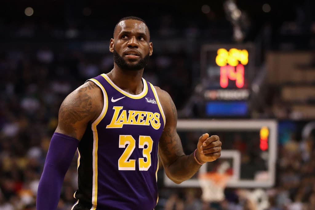 Este año abrió la escuela "Yo prometo" en su natal Akron, Ohio, donde ofrece educación a 240 niños necesitados. "Usar mi voz y ayudar a la gente necesitada es algo que me apasiona", dijo el astro.