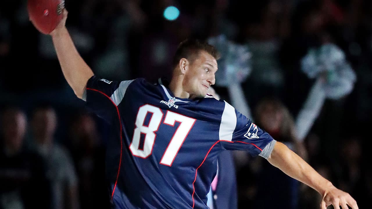 Ron Gronkowski se va a estrenar en las luchas y ya fue presentado por un amigo suyo en lo que será su reaparición en un cuadrilátero para la próxima semana, pero ahora, no como espontáneo, sino como contendiente.