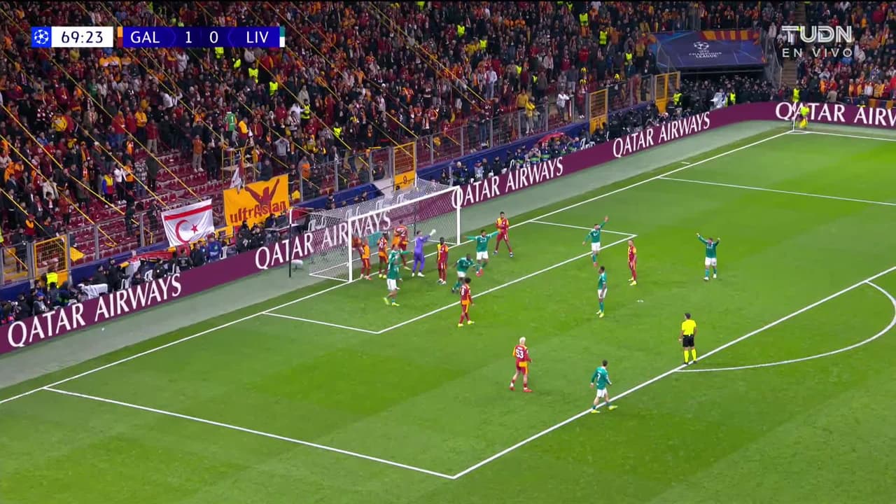 ¡AUTOGOL! de Ugurcan Çakir para Liverpool.