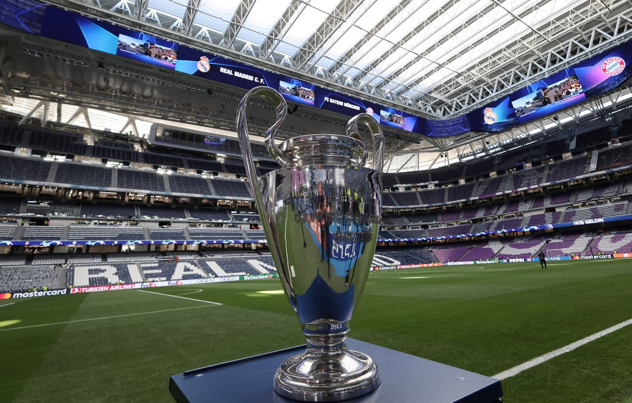 El trofeo de la UEFA Champions League ya está en el Estadio Santiago Bernabéu.