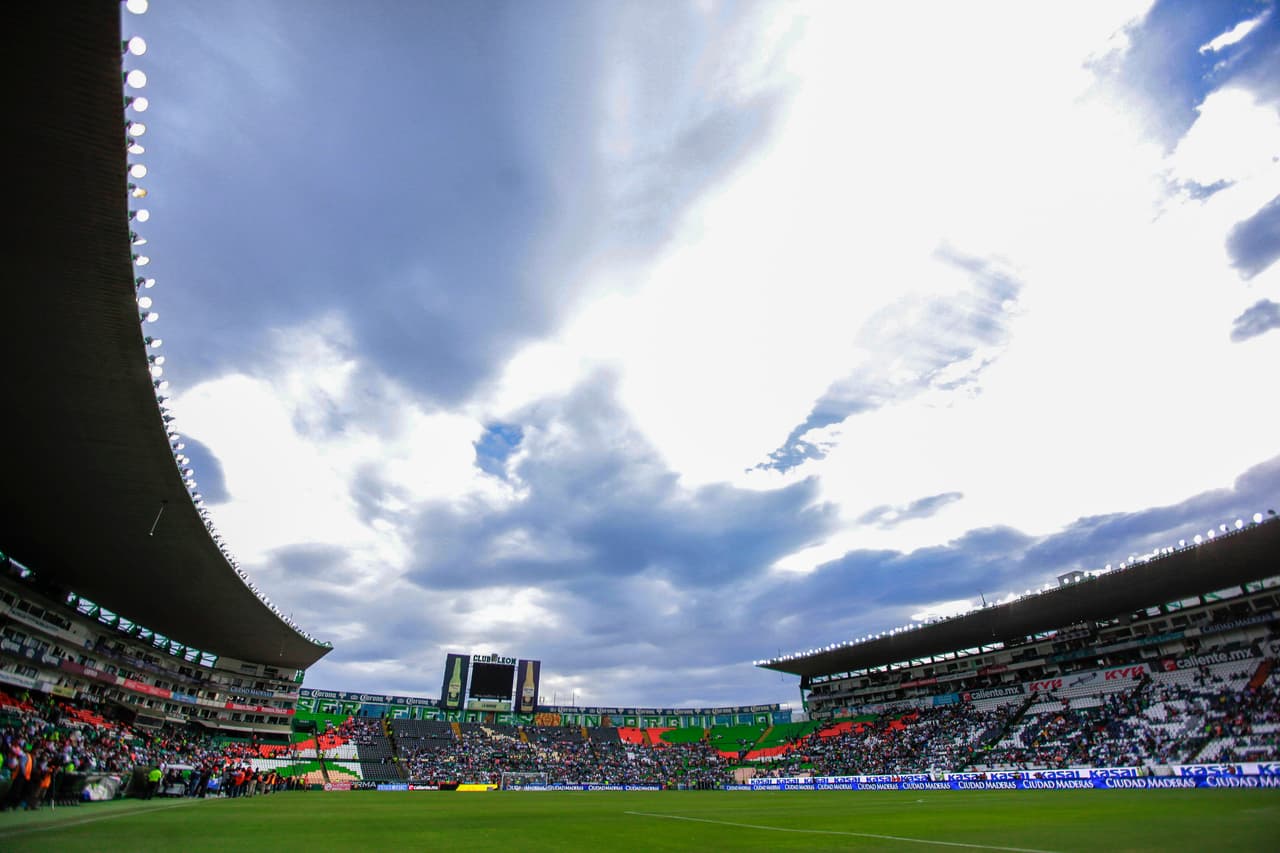 La afición está ilusionada por el nivel de Le´ón y a pesar de que el equipo no se jugaba nada ante los Tuzos, el inmueble presentó un lleno absoluto para presenciar el último juego del torneo regular.