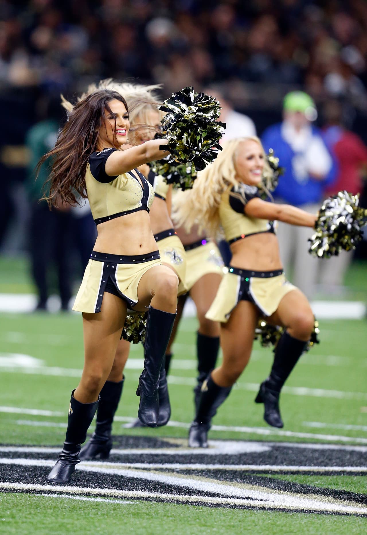 Las sensuales animadoras de la NFL le dieron alegría, belleza y energía al espectáculo del fútbol americano estadounidense en su Semana 13 de competencia, en un condimento único para el público.