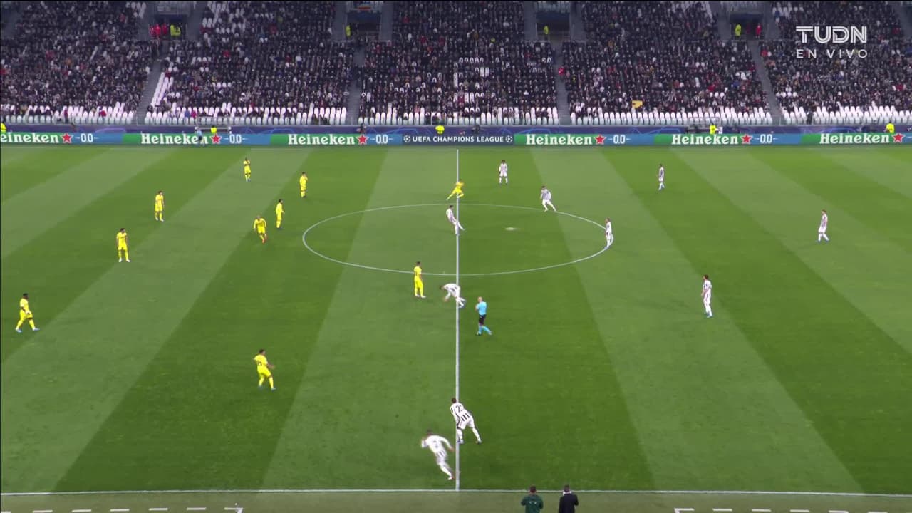 Arranca el partido y la pelota está en juego.