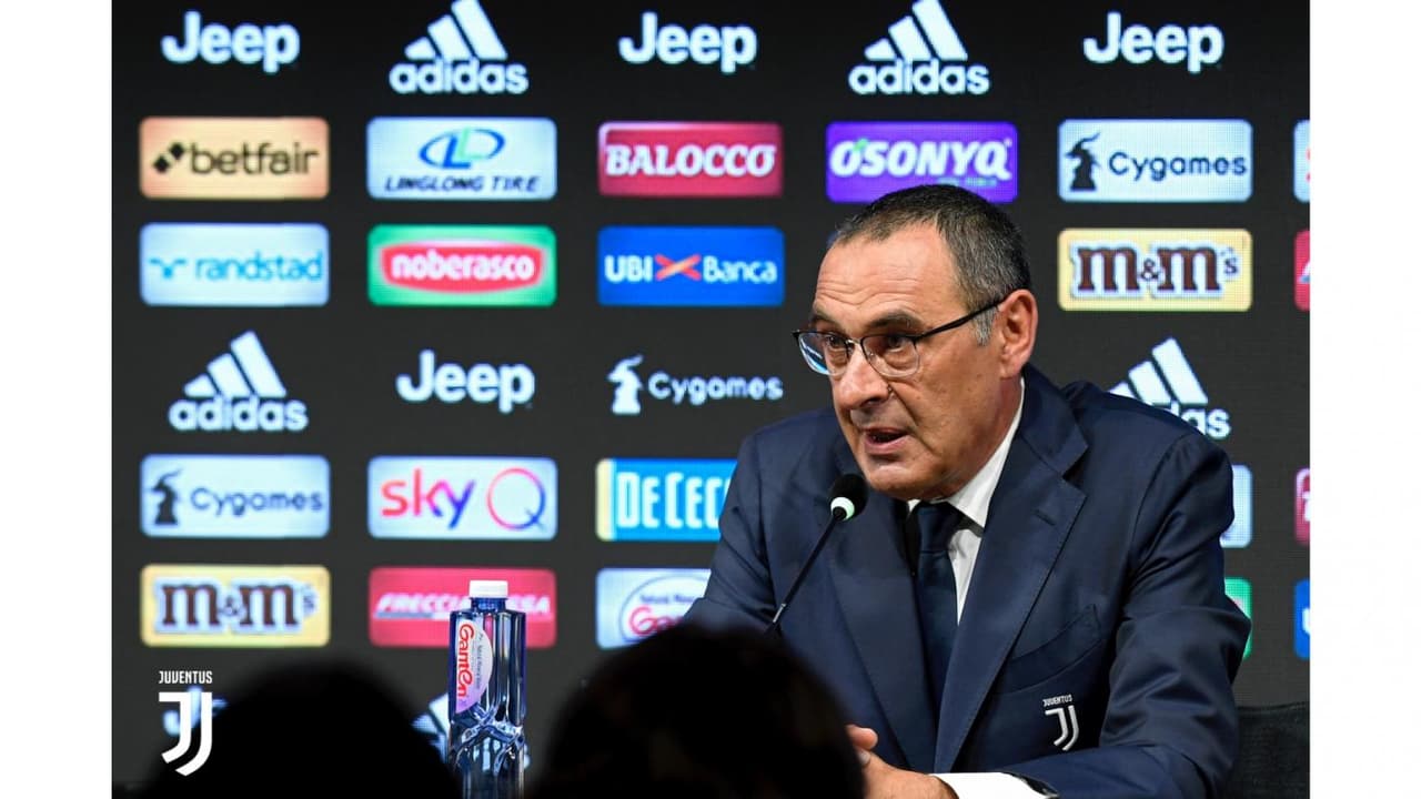 Para nadie es un secreto que el club de Turín le sacó al Chelsea su entrenador pagando la cláusula, a lo que Sarri comentó: "nunca había visto un equipo con tanta determinación por quedarse con un técnico. Fue una actitud que me convenció de venir".