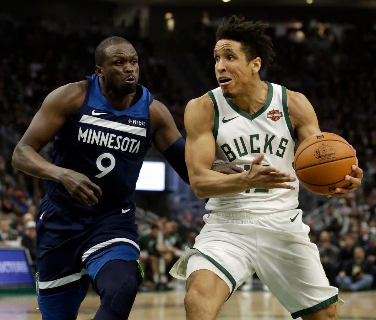Entre tanto, los Milwaukee Bucks siguen firmes al frente de la Conferencia Este tras vencer por 140-128 a Minnesota Timberwolves.