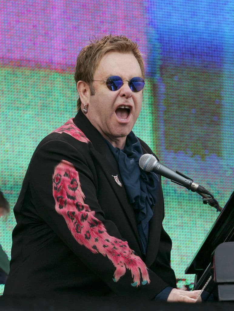 Fue de los primeros en tener un estilo completamente diferente al resto, con atuendos llenos de ccolores y gafas extravagantes.