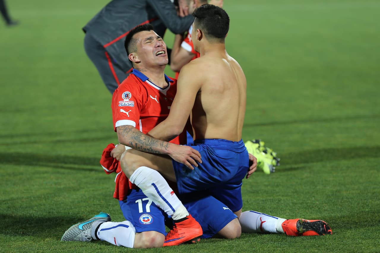 Alexis Sánchez corrió a abrazarse con Gary Medel.