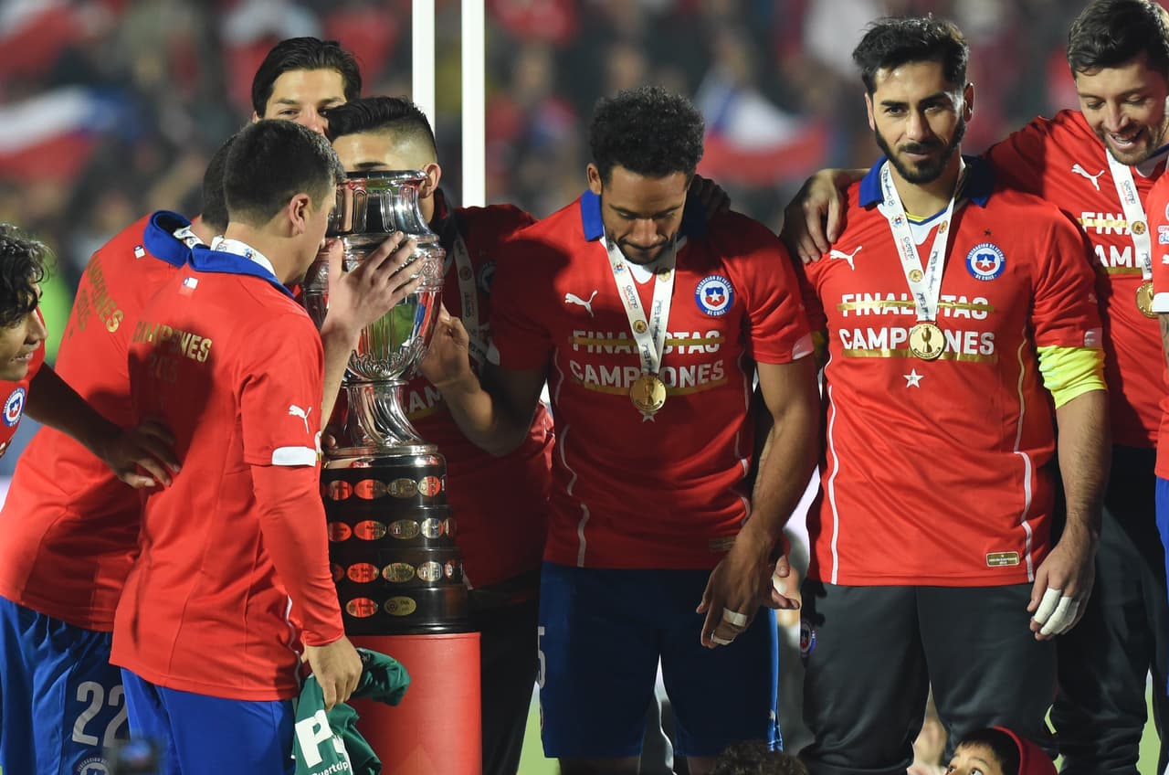 Y los besos a la Copa América no se hacían esperar.