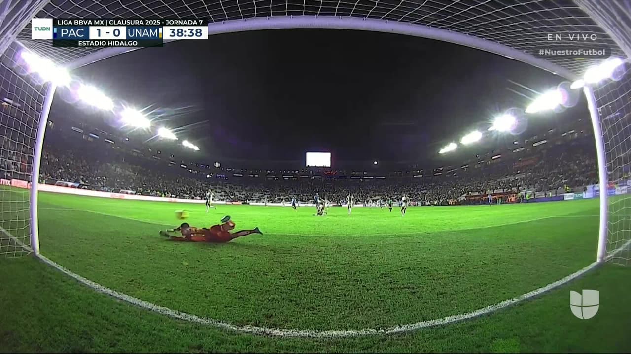 ¡CERCA! Salomón Rondón disparó que se estrella en el poste.