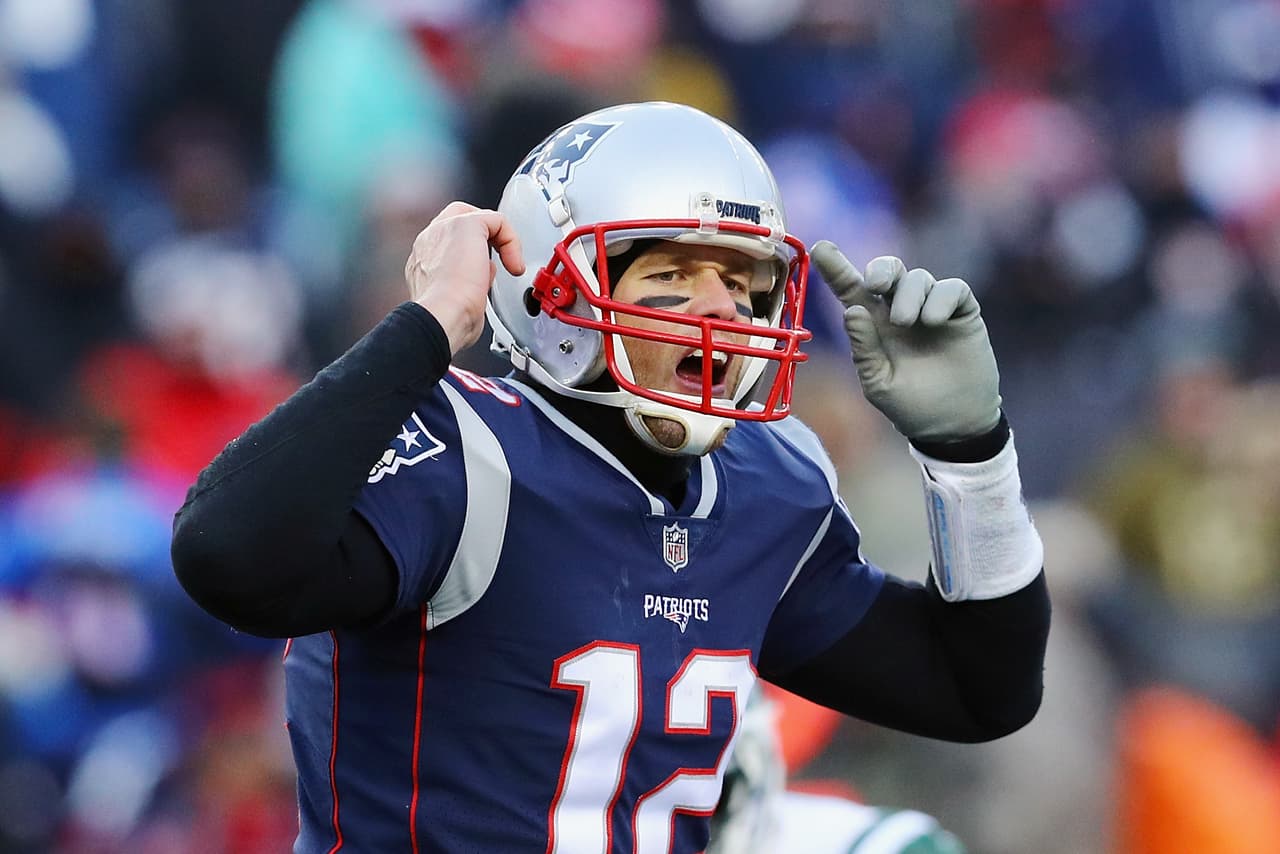 Tom Brady sigue dominando la liga. El ganador de 5 anillos de Super Bowl completó 18 de 37 envíos para 190 yardas con par de pases de anotación y sin pecados durante el encuentro.