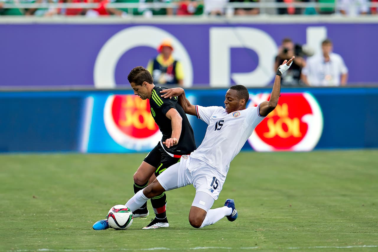 Un punto que puede intentar explotar Herrera con el tridente ofensivo es usar a Javier Hernández como pivote peinando la bola hacia las bandas para intentar ubicar a Vela o Dos Santos.