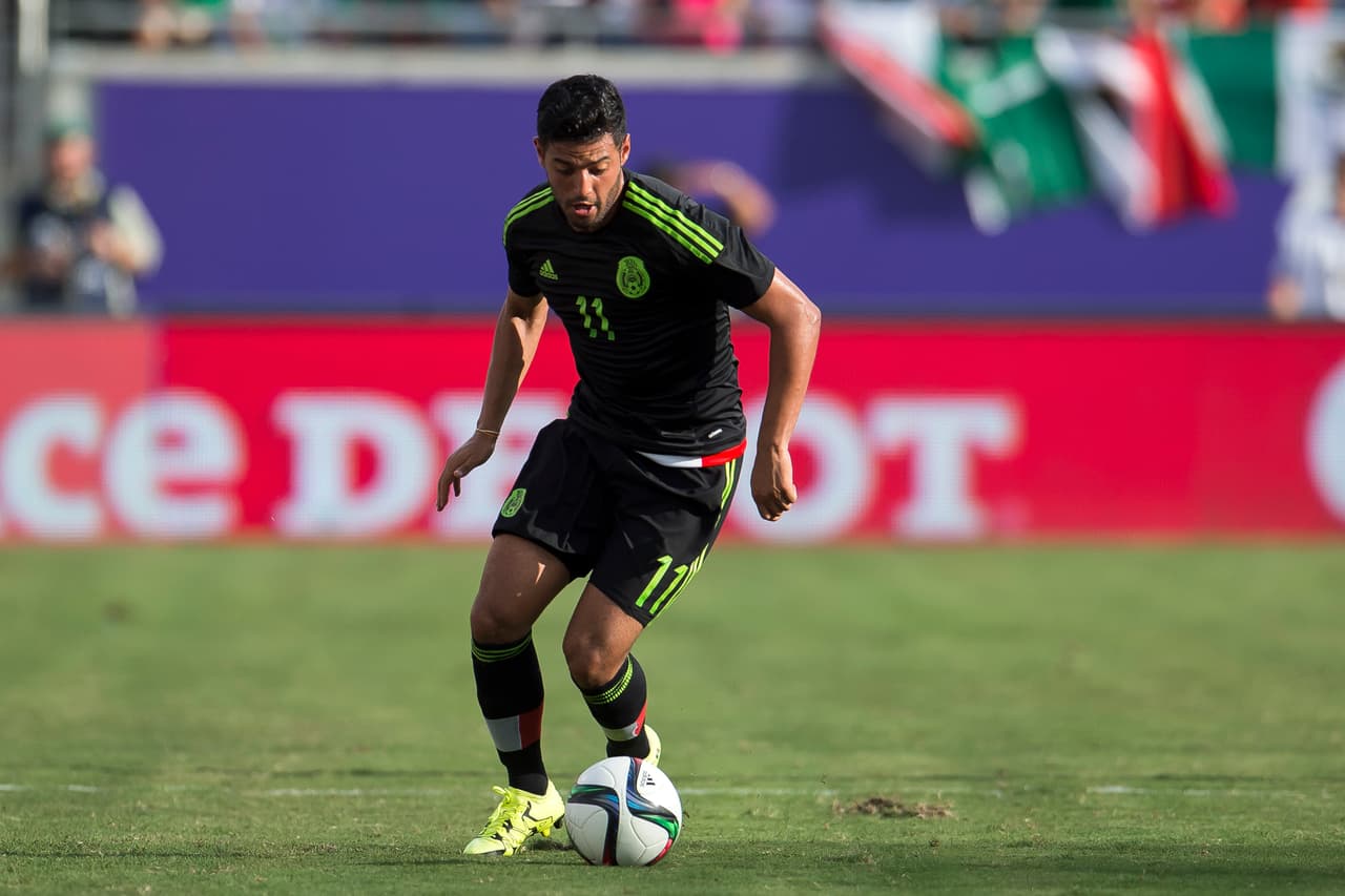 Otro detalle es el desborde por las bandas en este caso de Giovani y de Vela, pues al juntarse en el centro con el ‘Chicharito’ terminan por facilitar de algún modo la marca de los rivales.