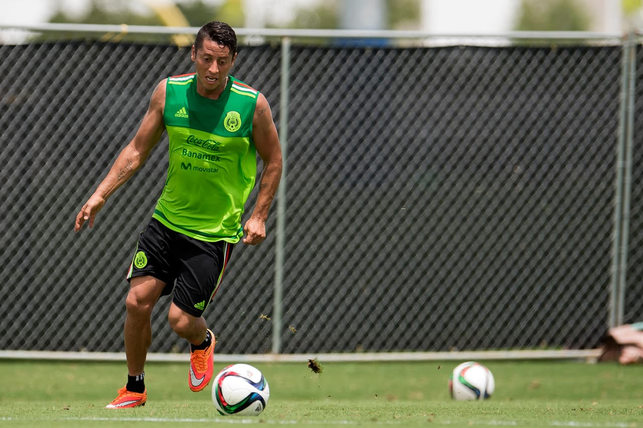 Con la entrada de otro mediocampista el Tri podría tener más posesión del balón y así surtir con más balones a los dos delanteros.