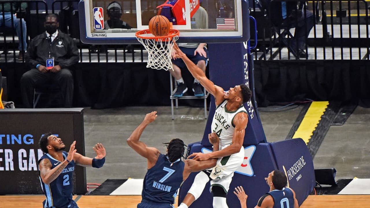 Antetokounmpo brilló en la victoria de los Bucks ante Memphis