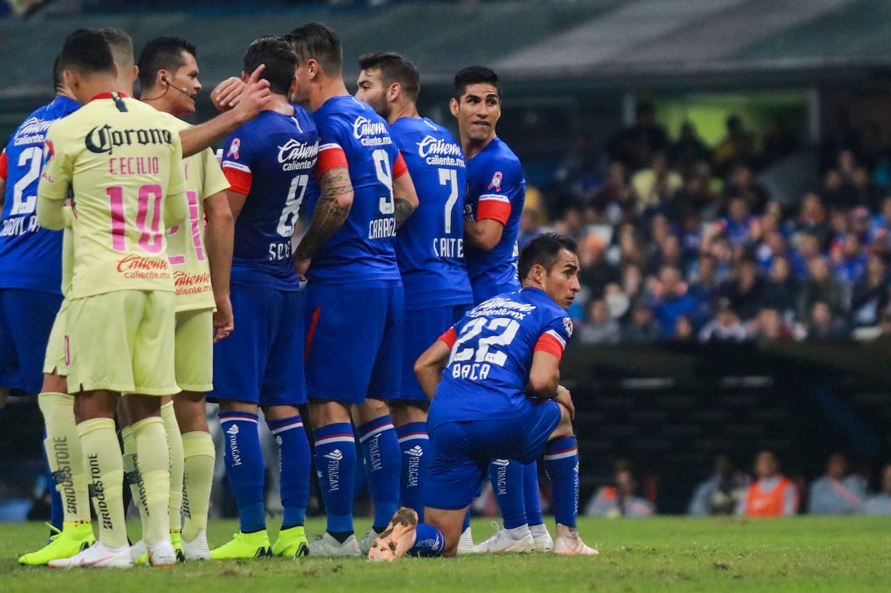 Cruz Azul usó una curiosa estrategia para defendr un tiro libre con un hombre acostado detrás de la barrera, el cero era fundamental.