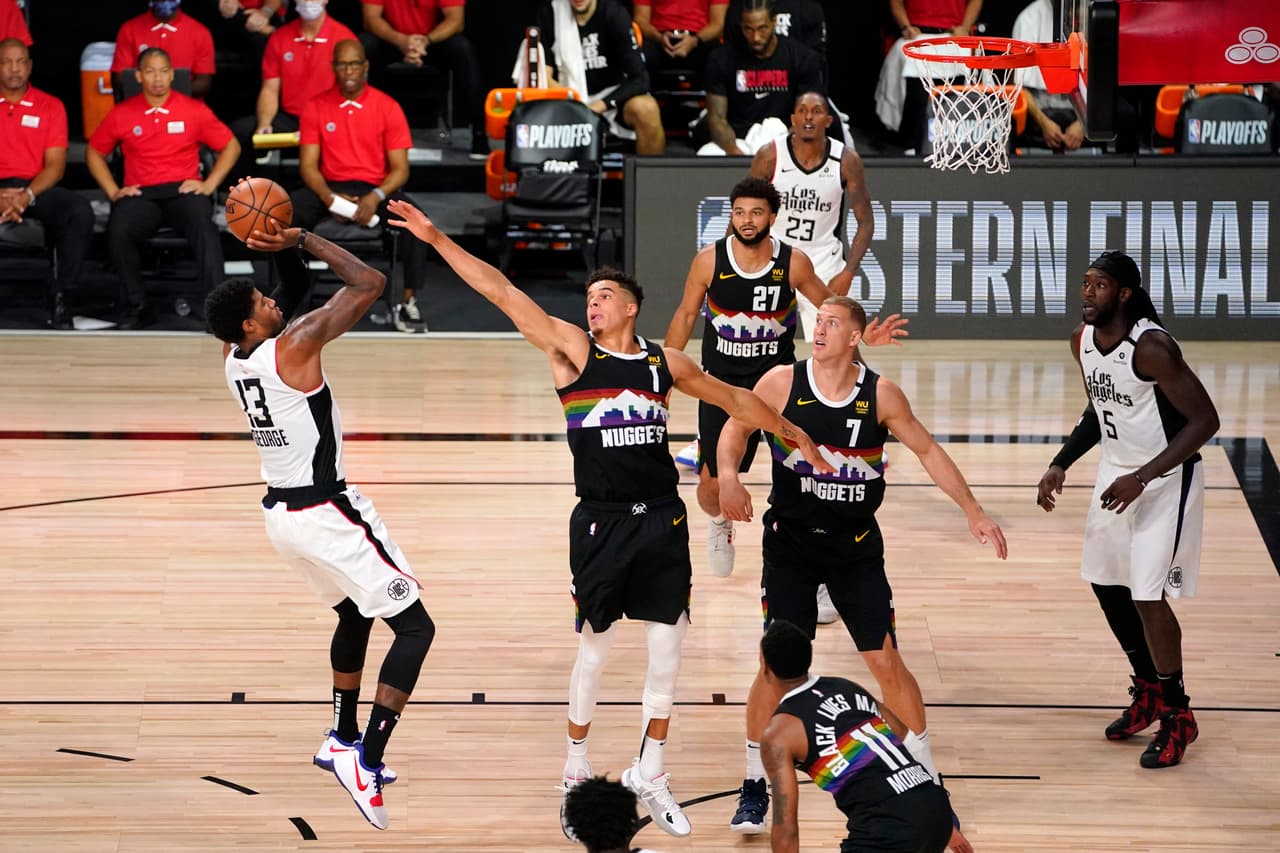 Los Denver Nuggets continúan con vida en la semifinales de conferencia tras vencer 98-111 a Los Angeles Clippers.