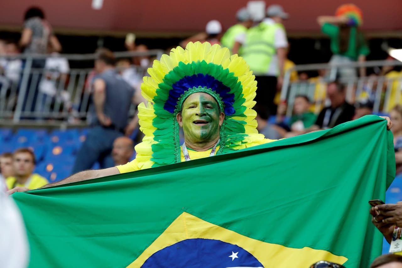 MUN10-1. ROSTOV DEL DON (RUSIA), 17/06/2018.- Aficionados brasileños animan a su selección antes del partido Brasil-Suiza, del Grupo E del Mundial de Fútbol de Rusia 2018, en el Rostov Arena de Rostov del Don, Rusia, hoy 17 de junio de 2018 (RUSSIA SOCCER FIFA WORLD CUP, Brazil, Switzerland, Rostov-On-Don). EFE/Sebastião Moreira [ATENCIÓN EDITORES: Sólo Uso editorial. Prohibido su uso en referencia con entidad comercial alguna. Prohibido su uso en alertas, descargas o mensajería multimedia en móviles. Las imágenes deberán aparecer como fotografías congeladas y no podrán emular la acción del juego mediante secuencias o fotomontajes. Ninguna imagen publicada podrá ser alterada, mediante texto o imagen superpuesta, en el caso de que (a) intencionalmente oculte o elimine el logotipo de un patrocinador o (b) añada y/o cubra la identificación comercial de terceras partes que no esté oficialmente asociada con la Copa Mundial de la FIFA.]