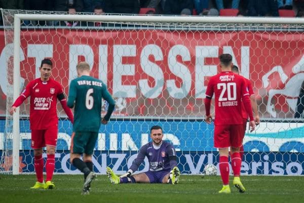 Noah Lang se estrena con titularidad en el Ajax y, con 20 años cumplidos, anota su primer hat-trick, un talento a seguir definitivamente. Twente sufre derrota 2-5 ante el Ajax y el mexicano Edson Álvarez no tuvo participación en este encuentro.