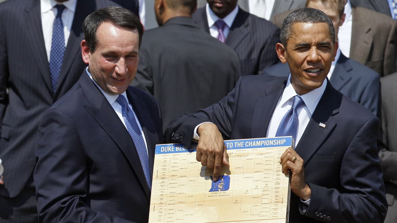 Barack Obama, ferviente aficionado al baloncesto, llena su bracket cada año.