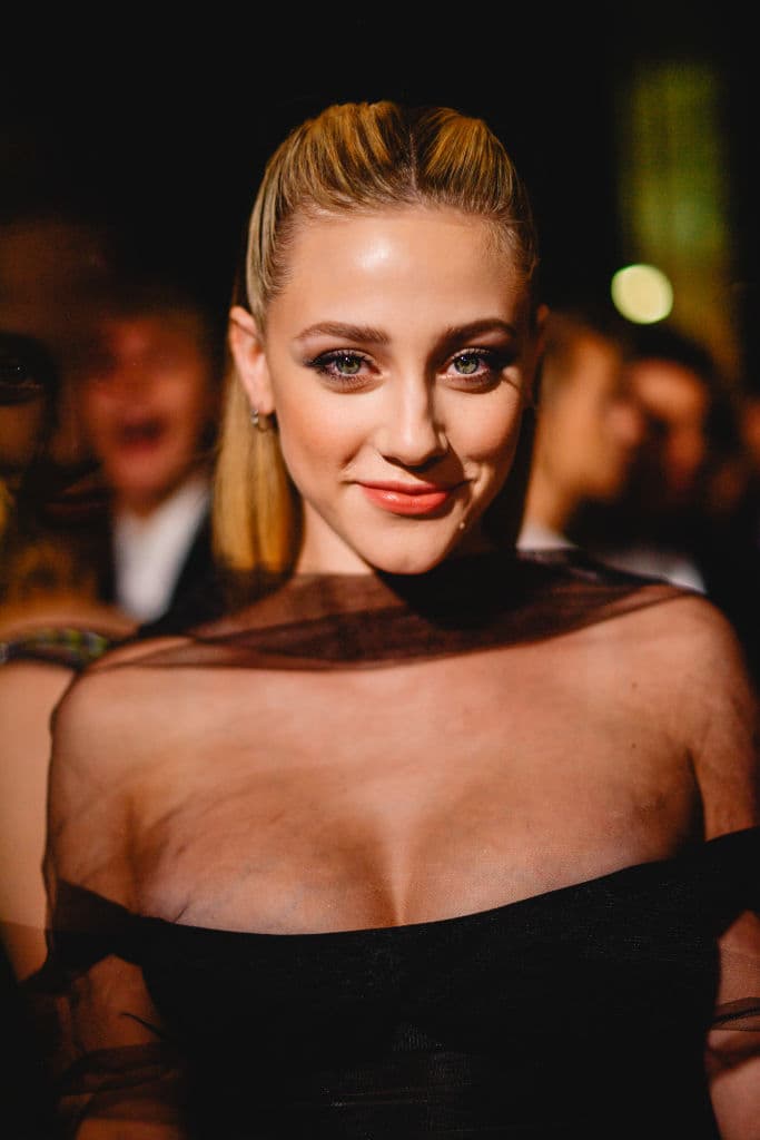 La estrella de "Riverdale", se declaró bisexual y habló sobre una parte de su vida que nunca antes había compartido con sus fans: "… soy una mujer bisexual orgullosa", escribió en una historia de Instagram.