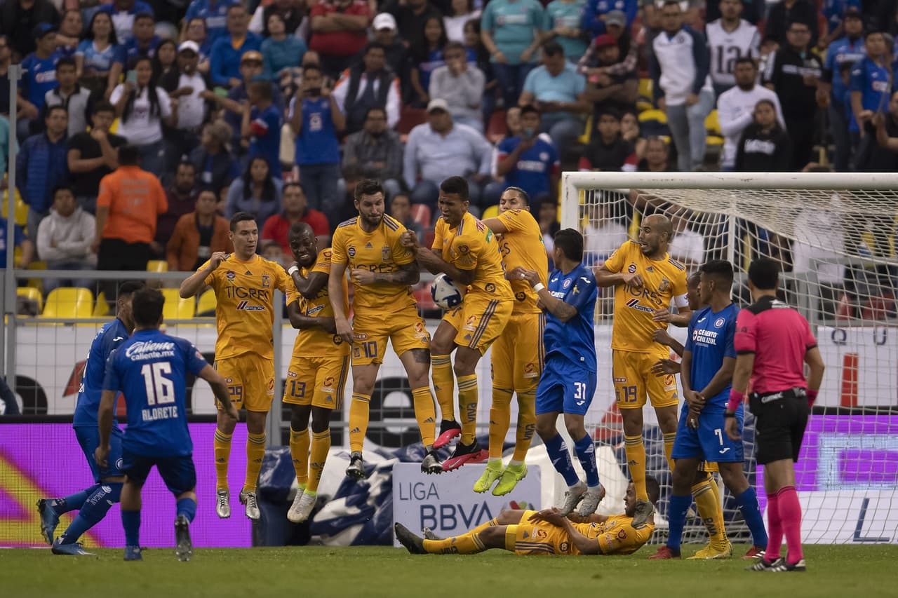 Adrián Aldrete cobró magistralmente un tiro libre y logró el segundo tanto para la Máquina.