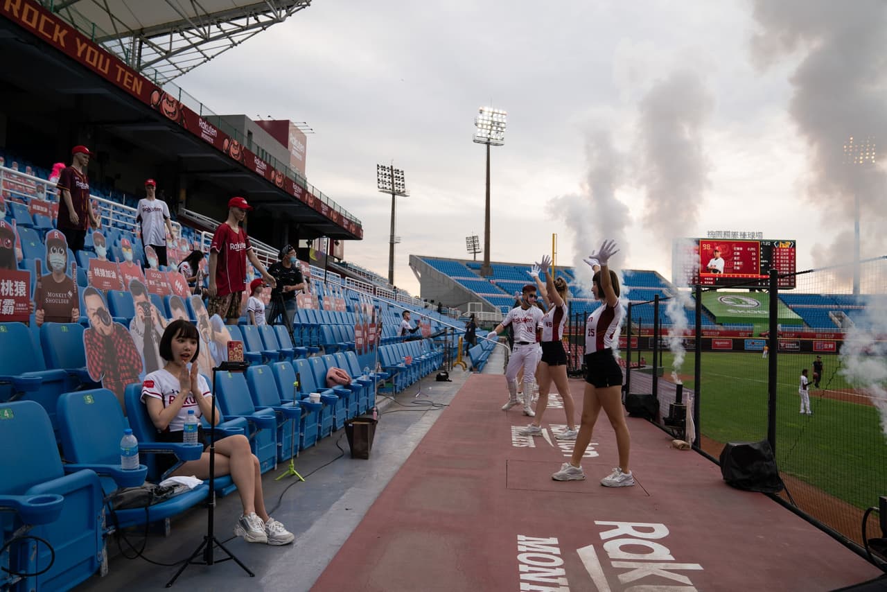 Las porristas de los Rakuten Monkeys bailaron ante los fanáticos de cartón y maniquíes durante el partido.