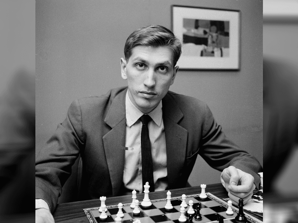 La historia nos muestra la relación fracturada que tiene con su madre, que es comunista, judía y soltera, y con su hermana.