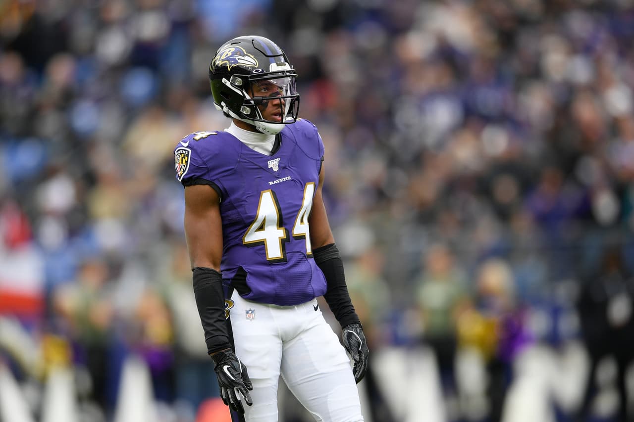 <b>Marlon Humphrey | CB | Baltimore Ravens</b>
<br>
<b>- Edad: 23 años</b>
<br>- La NFL de hoy está repleta de curvas que marcan la diferencia, ya que los equipos despliegan regularmente una quinta y sexta defensa para contrarrestar los ataques aéreos explosivos.
<br>- Denzel Ward, Jaire Alexander y Adoree 'Jackson son candidatos para esta lista, pero Humphrey, moldea y depura una secundaria profunda de los Ravens que es de peligro.