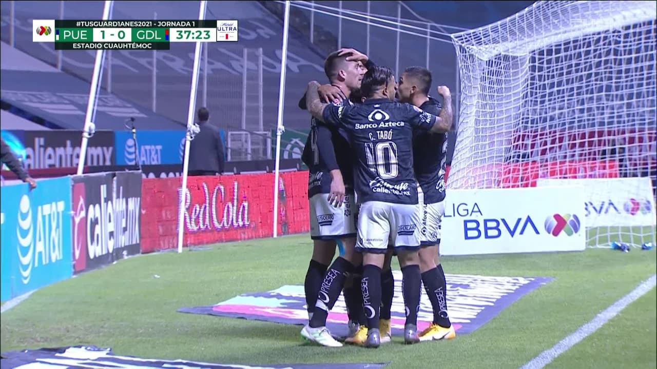 ¡GOL!  anota para Puebla. Santiago Ormeño
