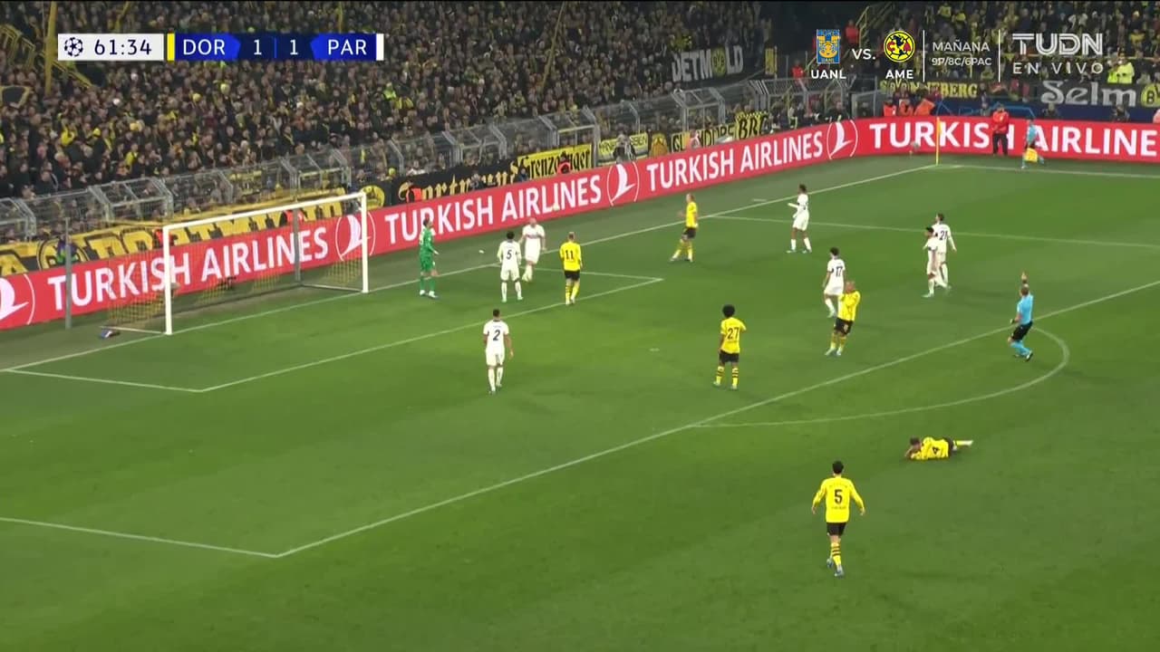 ¡TIRO ATAJADO! disparo por Donyell Malen.