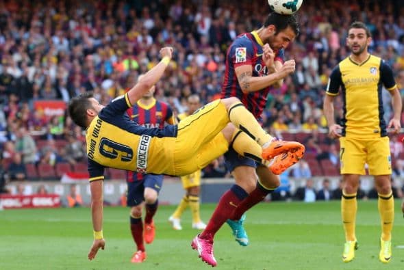 Desde el comienzo de la segunda parte el Atlético montó un cerco en el campo del Barcelona.