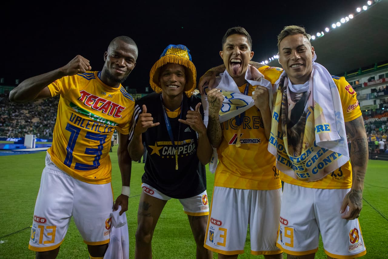 ¡Tigres se proclama Campeón del fútbol mexicano! Los felinos regiomontanos cosecharon su séptimo título de la Liga MX y se cuelan, aunque muchos se sigan negando a aceptarlo, entre los grandes del balompié azteca. Luego de superar en una Final de un solo gol a los Esmeraldas del León, así se dieron los festejos de los Tigres en patio ajeno, imágenes para el recuerdo y que hay que darse un tiempo para echarles un ojo, sobre todo la fiel afición de los felinos regios.