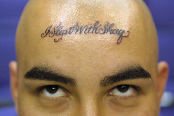 Un fan de Shaquille O''Neal atrevió a tatuarse "Me acosté con Shaq 'en la frente y recibió 2 asientos en primera fila para el tercer partido de las finales de la Conferencia Oeste entre Los Angeles Lakers y los Spurs de San Antonio en el Staples Center de Los Angeles, California en Mayo del 2001.
