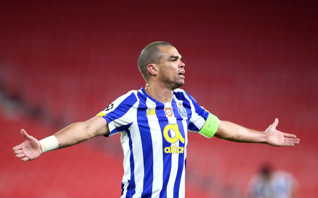 Chelsea derrota al Porto con goles de Mason Mount (32’) y Ben Chilwell (85’), dándole la victoria y ventaja a los ‘Blues’ durante el partido de ida de los Cuartos de Final de la UEFA Champions League. Jesús ‘Tecatito’ Corona participó los 90 minutos del encuentro.