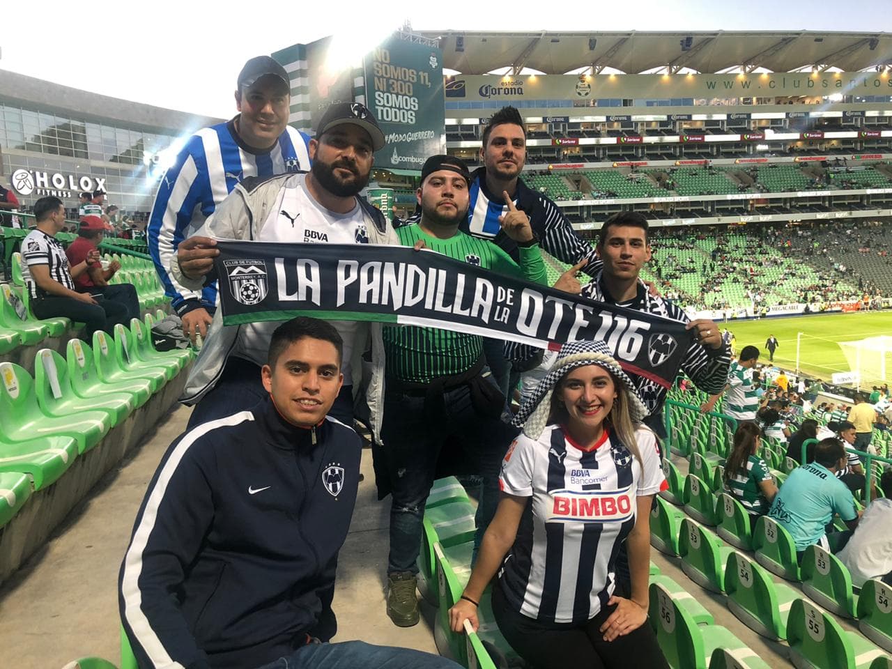 La afici´ón de Santos está ilusionada y muestra apoyo total para Santos.