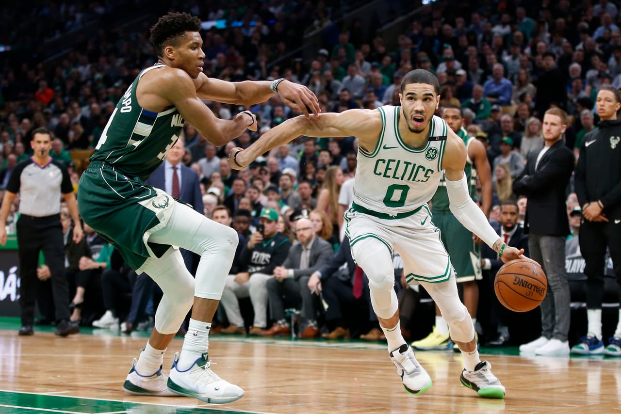 El 'Freak Greek' también recuperó 16 rebotes para apuntarse un doble doble y cinco de esos tableros fueron ofensivos.