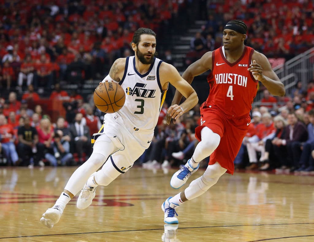 Los Houston Rockets superaron el primer duelo de la serie de Playoffs de primera ronda de la Conferencia Oeste al vencer sin mayores aspavientos por 122-90 al Utah Jazz, la noche del domingo en Toyota Center.