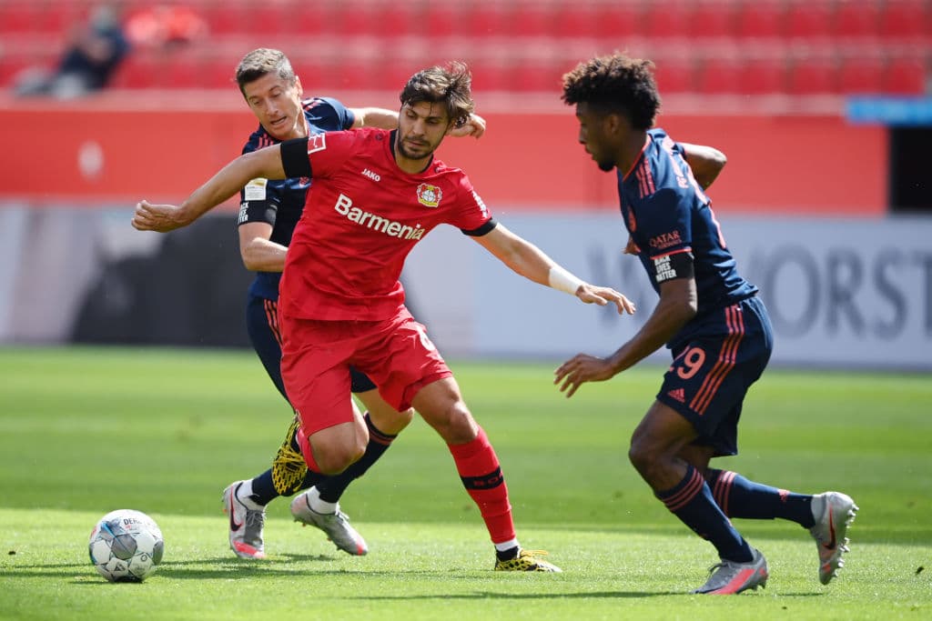 Para la segunda mitad ambas escuadras salieron a proponer y parecía que Leverkusen estaba cerca de disminuir la diferencia en el marcador.