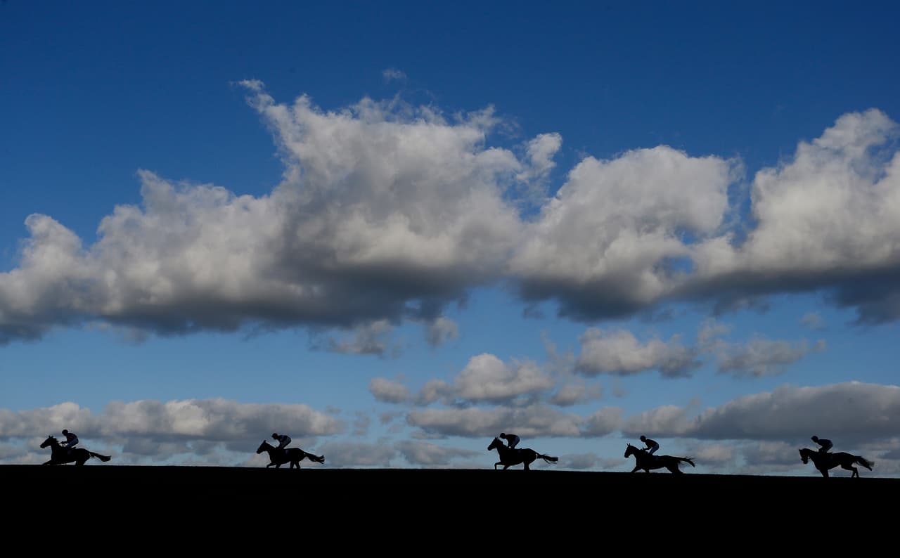 El jockey Angus Cheleda (izq.) se impuso contra sus rivales en el Banz On Amazon Mares' Handicap Hurdle Race en el hipódromo de Wincanton, Inglaterra. El jinete de 17 años ganó su primera carrera.