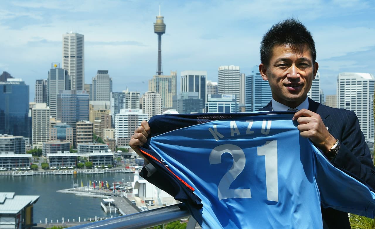 Como para ser aún más internacional, y ya con 38 años, Miura llegó al Sydney en la liga de Australia, donde fue presentado como toda una figura.