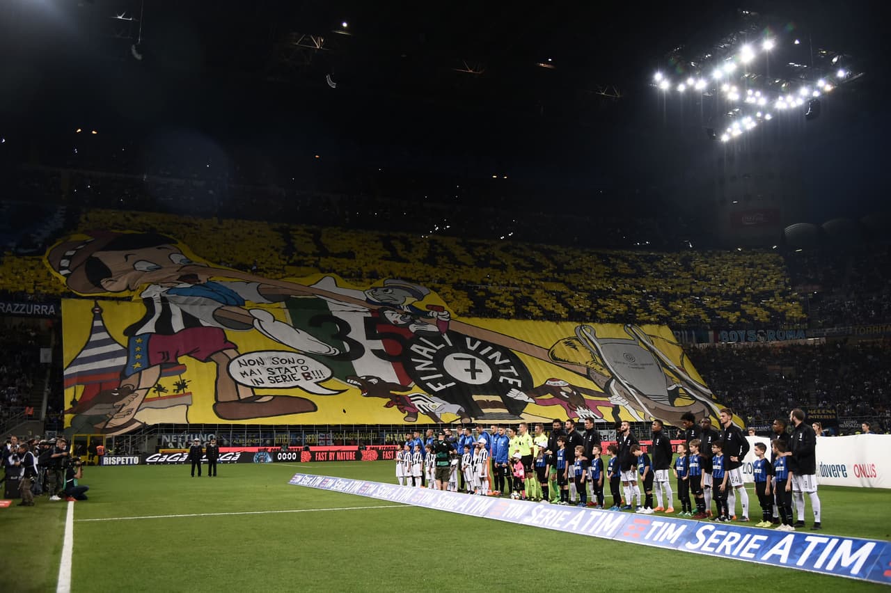 Un ambiente inmejorable para recibir un partido de mucha trascendencia para las aficiones. Los locales desplegaron este mosaico en la tribuna.