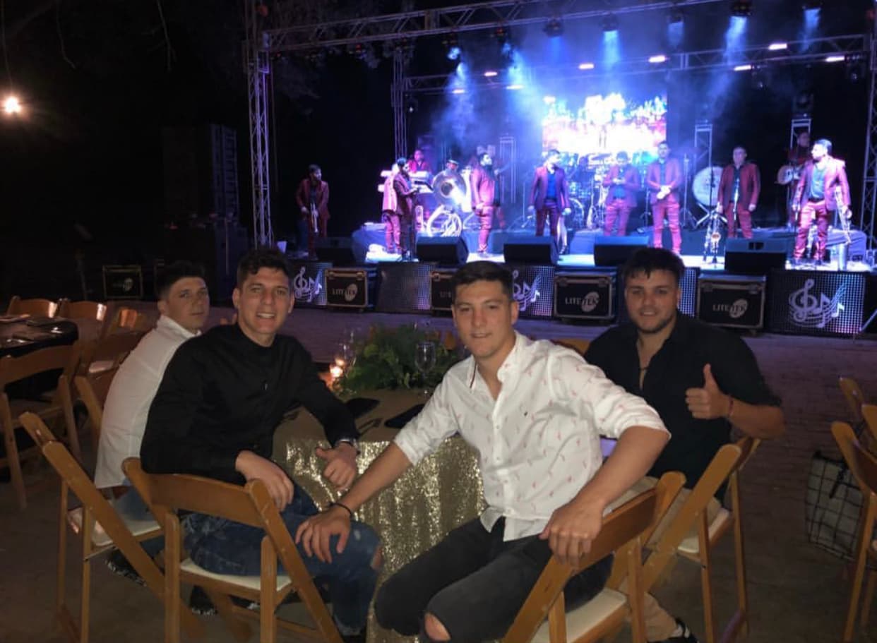 En las redes sociales los jugadores del Pez comenzaron a compartir fotos una vez ubicados en sus mesas para disfrutar de la celebración.