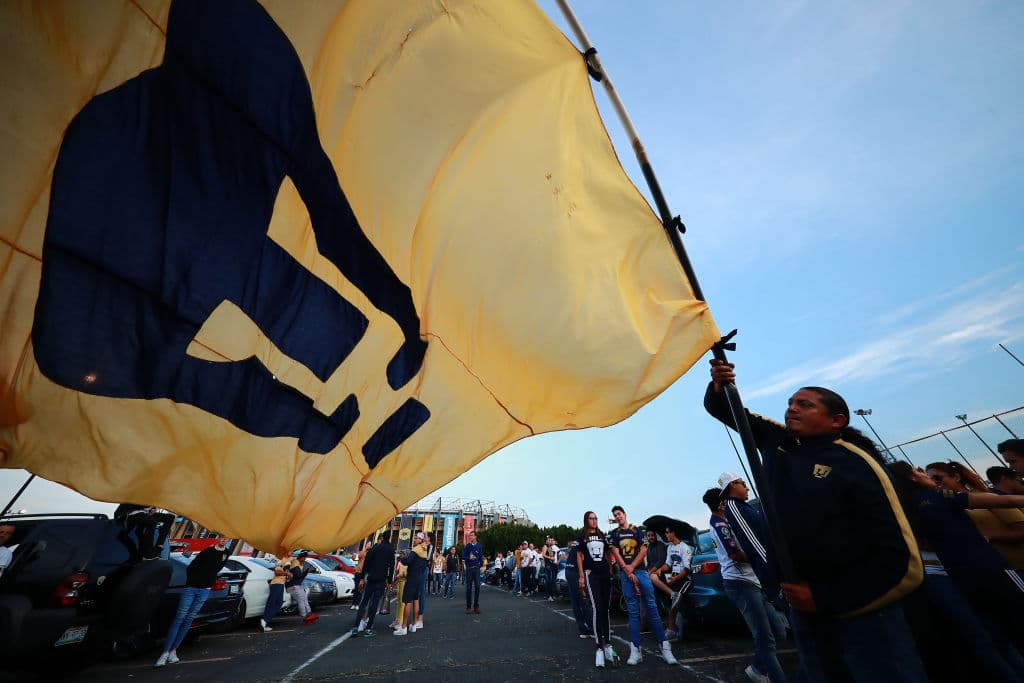 En las afueras del Estadio Azteca los fanáticos vivieron la antesala de la Semifinal entre América y Pumas.